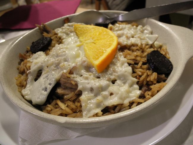 食べたかったアローシュデパト（カモの炊き込みご飯）<br />メイアドーセ（ハーフサイズ）で注文。<br /><br />これはなかなかおいしかった。<br />せめてもの救い。<br /><br />このお店もあんまりあったかくなかったなー。<br />この日もとっても寒くて日本の1月くらいの気候だった。<br />あったかい日は12月初めくらいの気温なのですが、、<br />人気のない道を歩きまわるとやはり寒さ倍増。<br /><br />こうして何とか夕飯にありついて、最後の夜は終了。<br />明日はいよいよ帰国です。
