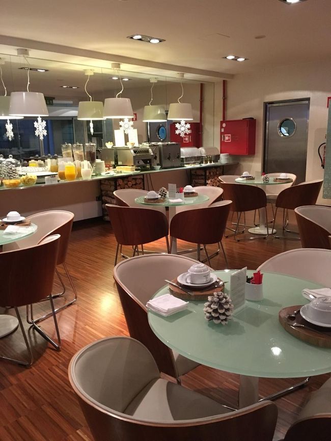 トリンダーデホテルの朝食会場。<br /><br />地下にある朝食専用のスペース。<br />木目をスタイリッシュに取り入れた内装がとてもかわいい。<br /><br />