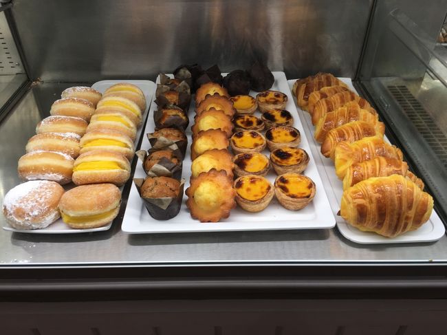 ここは生クリームのボーラデベルリンがおいしいらしいので、<br />生クリームのを１つとカスタードのを１つ買って帰りました。<br /><br />食べ比べてみたけど断然生クリームがおいしい！<br />カスタードは普通です。<br />（飛行機の中でおやつにいただきましたー）