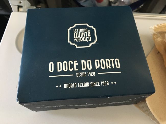 ボーラデベルリン２つ買ったらこの箱に入れてくれました。<br /><br />ポルトガルのスイーツ店・パンやさんは<br />箱には入れてくれるけど、ビニール袋とかはくれないので<br />エコバックとかビニール袋を持って行った方がよいです。