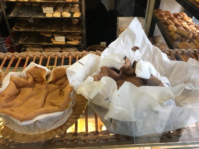 お目当てのパオンデローはいろんなサイズがある。<br />量り売りなので微妙に値段が違う。<br /><br />私は左ので１０ユーロくらい。<br /><br /><br />カットしたやつも売っています。