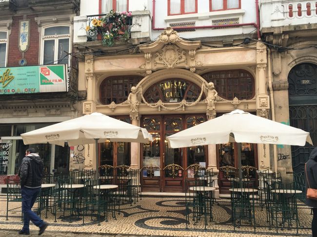 この後、お菓子の箱を持ってサンタカタリーナ通りへ。<br /><br />スーパーがあるということだったのですが、発見できず。<br />（１か所ショッピングセンターの中にあったけど小さくてお土産になるようなものは売ってなかった）<br /><br />洋服やくつやさんは結構やっていたので時間があればゆっくり見たかった。<br />でも２着だけ買っちゃったけどｗ<br />ＺＥＶＥＮ　というお店。安くてよかった。<br /><br />ＺＥＶＥＮ<br />住所　Rua Santa Catarina N.389 R/CH