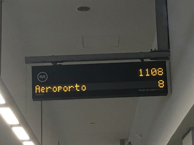 色々買い物した後ホテルに戻って預けていたスーツケースに買ったものをパッキングして駅へ。<br /><br />地下鉄の時間は前日に調べていたけど、1月2日って休日扱いなのか、平日なのかわからずどっちでも間に合う時間帯を目指して駅へ。<br /><br />結論として1月2日は平日（月曜だった）扱いでした。<br />日本と違って3が日という考え方はなさそう。<br /><br />同じホームにいろんな行先の電車が来るので注意。<br />ホームの電光掲示板で「エアポート行きは8分後」という表示が出てる。