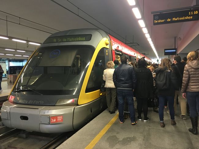 1本前の電車。<br /><br />めちゃめちゃ混んでる。<br />車両編成が短いのでホームのはじではなく、真ん中で待っていた方がよい。