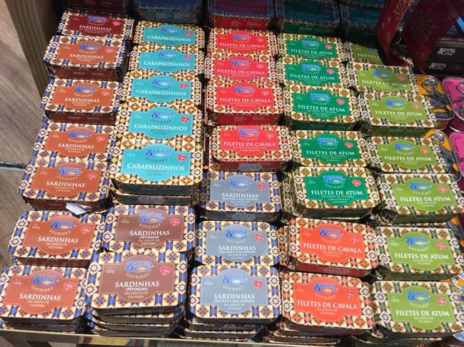 無事空港に到着。<br /><br />スーパーでお土産が買えなかったので空港のショップで買い物。<br /><br />でも高いのですすめません。<br /><br />1人用のミニ板チョコですら３．８５ユーロ。<br />（スーパーでは普通サイズの板チョコ０．５９ユーロだったのに）<br />ポートワイン入りチョコ、１７．２０ユーロ。<br />でも、デザイン的にはポルトガルらしいおしゃれなものばかり。<br />予算が許せば、喜ばれそうです。<br /><br />写真は魚のパテ缶詰。２．８０ユーロ。<br />