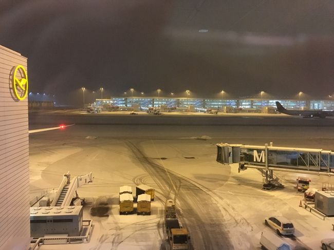 乗り継ぎのミュンヘン空港。（ルフトハンザとＡＮＡのコードシェア便）<br />到着ターミナルから出発ターミナルが離れていて<br />あまり時間がなかったので急いで移動。<br /><br />途中ブランドショップなど見たいお店もあったけど我慢我慢。<br /><br />それなのに、雪で搭乗も遅れ、搭乗後の離陸も遅れトータルで1時間ほど遅れて出発。<br />（搭乗後離陸前に翼の雪かきと凍結予防の作業に入っていた）<br />でもなぜか日本到着はほぼ定刻でした。<br /><br />今回も色々トラブルあったけど楽しい旅でした。<br />次回は夏に行って買い物もがっつりしたいな♪<br />ポルトガル、まだまだ見たいところいっぱいです。<br />