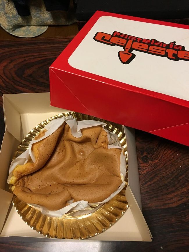 これもちゃんと箱に入れてくれますが、<br />ビニール袋には入れてくれないのでそのまま持ち歩くはめに。<br /><br />２５ｃｍ角くらいの箱なので結構なサイズ笑<br /><br />これはこのまま両親へのお土産にしました。<br />帰国後、１月４日の朝にいただきましたが、しっとり甘さ控えめでおいしかった！<br />カステラ部分のシンプルな甘さととろりとした生焼け部分の甘さが絶妙にマッチしてました。