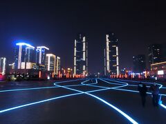 鄭州東駅周辺はオフィス街になっており、その近未来を思わせる夜景は圧巻。