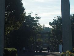 ２日目は早朝から宗像大社へと向かう。
九州本土にあるのが辺津宮だけど、今まではここだけしか行ったことなかった。
朝早いので、人もまばら。