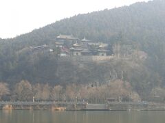 川の対岸には香山寺がそびえる。