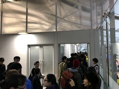 関空は出国ラッシュ？ものすごい人です。まずエバーのチェックインカウンターも長蛇の列で、出発１時間前でもまだまだ。別のカウンターへ移動させられました。で、出国ゲートのまた、すんごい人。「横にも入り口ありま～す」っていうから、来てみたら、んまぁ～こんな所にも扉があるんですね。こんな所から入るの、初めて。
