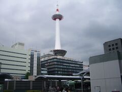 京都駅に着きました！
京都タワーが見えます。