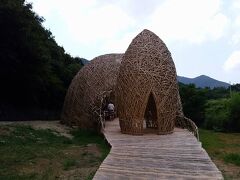 中山千枚田にある「オリーブの夢」。竹が美しく組んである、素敵な作品でした。丸いアーチの中でゆっくり寝そべることもできます。
人気の芸術祭だけあって、たくさんの人が訪れていました。