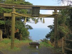 地之御前・沖之御前の鳥居
 沖之御前とは4キロ先にある島、地之御前は鳥居の眼下に横たわる島をさし、
これらの島々でえびす様が釣りをしてたと伝わっているそうです。
こういった謂れから、
ここは2km離れた先ほどの美保神社の境内となっています。