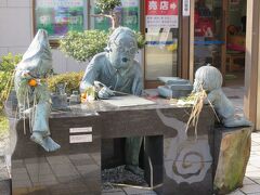 美保神社から車で20分程で境港です。
 水木しげるロードにあるそれぞれの像にしめ飾りが飾られていました。