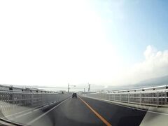 江島大橋を下り始めた所です。目の前には中海が広がります。
ここが通称ベタ踏み坂となります。
 実際は緩やかな長い直線の坂です。