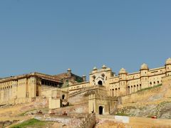 次にジャイプール郊外のアンベール城へ。
アンベール城は、世界遺産「ラジャスタンの丘陵砦群」で指定されている6つの城砦の一つです。
16世紀にこの辺りを支配していたラージプート族のマハラジャにより築かれ、増改築を繰り返して現在の姿になったとのこと。18世紀にジャイプールに引っ越すまで、この辺りが中心地だったとか。同時期のムガル帝国とは連合関係を結んでおり、軍司令官を務めていたとのことです。