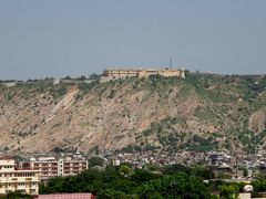 そして、遠くの山上にはナルガール要塞が。ジャイプールを守るために建てられた要塞で、王妃の為に宮殿も建てられたそうです。アンベール城を守るジャイガール要塞といい、ムガル帝国と連合関係を結んでいたと言え、やはり用心が必要な時代ですね。