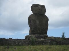 すぐそばには、ちょっと恰幅のいいモアイがたつアフ・アトゥレ・フキも