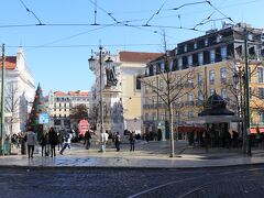 カモンイス広場まで来ました。
ここから市電２８番に乗って、グラサ展望台へと向かいます。
午後になると市電は運行していました。
