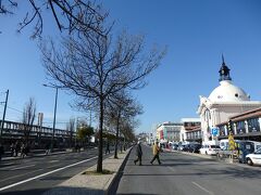 昨日も来ましたが、今日もやって来ましたリベイラ市場。
昨日お土産の下見をしていたので、それを買うのとランチのためです。

この通りも通行止めになっていたので、道路を横断するのも楽ちん。