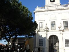 やっとグラサ展望台までやってきました。
教会の脇にはカフェがあり、皆さんここで景色を見ながらビール飲んだり、お茶したりしてます。
