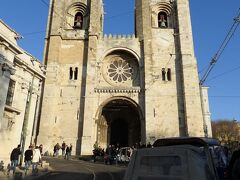 適当に歩いていたけど、ぴったりリスボン大聖堂の横に出ました。
今日は中に入ってみようと思います。

