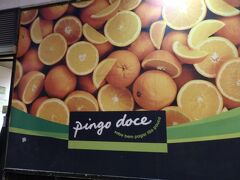 ポルトガルでは何度もお世話になったスーパー「pingo doce」。
ここで今夜の夕食を調達。と言っても袋入りのサラダを買っただけです。
日本のスーパーのように、すぐ食べられるような総菜は売ってません。
冷えたビールも無くて、夫はガッカリ。冷えてないのはありましたけどね。

この日は大晦日。
家庭でカウントダウンパーティーでもあるのか、買い物客で大混雑していました。
レジも大行列。少しの買い物なのに時間がかかって大変でした。
