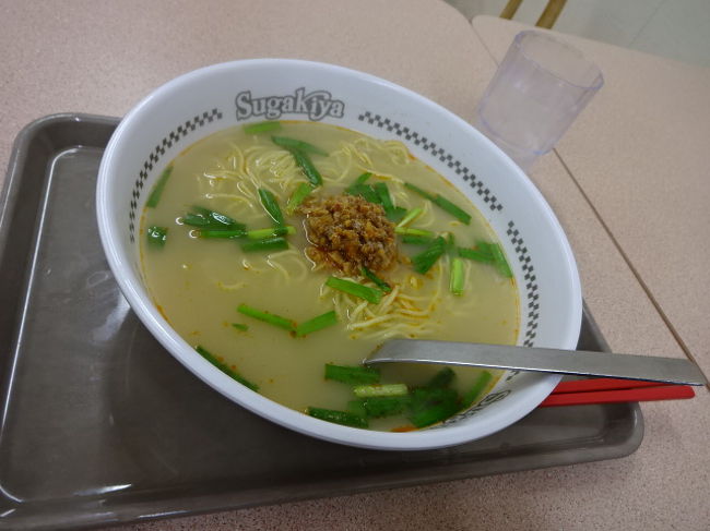 台湾ラーメンのラー油少なめにしてもらいましたが、スープは辛いです。