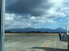 鹿児島空港から霧島連山が見えます。この日は到着時の気温が1度と低く、遠くに見えた霧島の上にもうっすら雪がかかっていました。空港出たのがだいたい10時過ぎです。