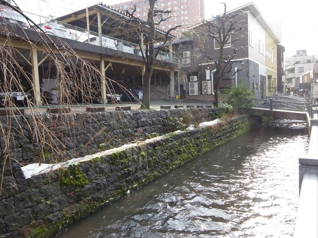 この日はみぞれが降っていて、足元がとても悪かったのですが、せっかくなので、長町の武家屋敷跡界隈を散策します。<br />写真の水路は鞍月用水。