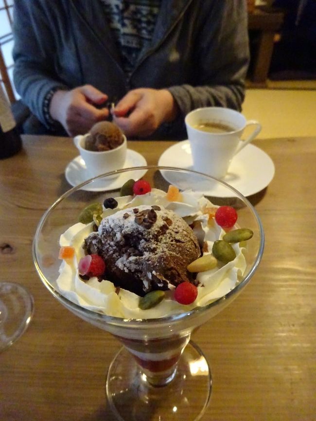 夫はアイスクリームとコーヒーのセットを、私はパフェを頼みました。