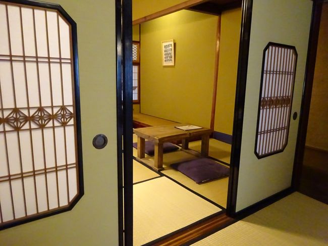 お茶屋さんを改装したカフェは畳にお膳。