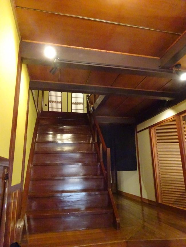 入って右側がショップです。<br />カフェを利用するにはショップの店員さんに声をかけて、２階に上がります。