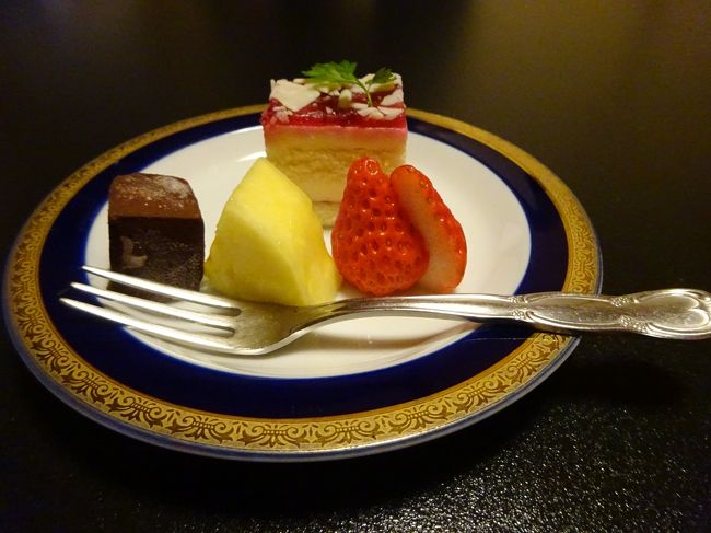 デザートは果物とわらび餅とケーキ。<br /><br />蟹丸ごと～！ではなく、「蟹のうま味を引き出したさまざまな調理法で味わっていただきます。」の言葉どおりの会席でした。<br />大満足！<br />　