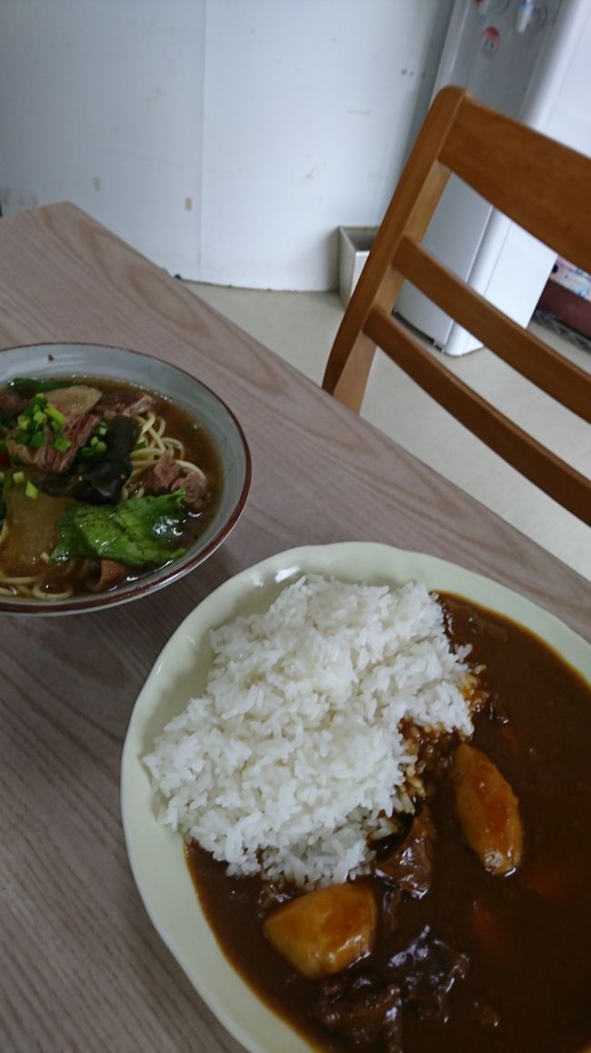 夫はビーフカレー(小)と牛そば(中)。<br /><br />すごいボリュームです！