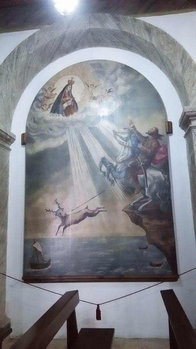 昔々、城主が狩りで鹿を追っていたら<br /><br />崖に落ちそうになったところをマリア様が現れ、九死に一生を得たので<br /><br />それに感謝してこの礼拝堂を建てたとか。