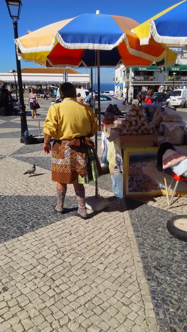 ナザレの女性の衣装<br /><br />膝ぐらいのスカート丈で何枚も(数えていないのでわからないけれど、多分7枚だそうです）重ねています。