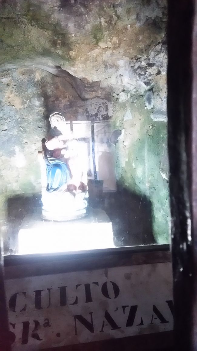 逆光で何がなんやらのマリア像