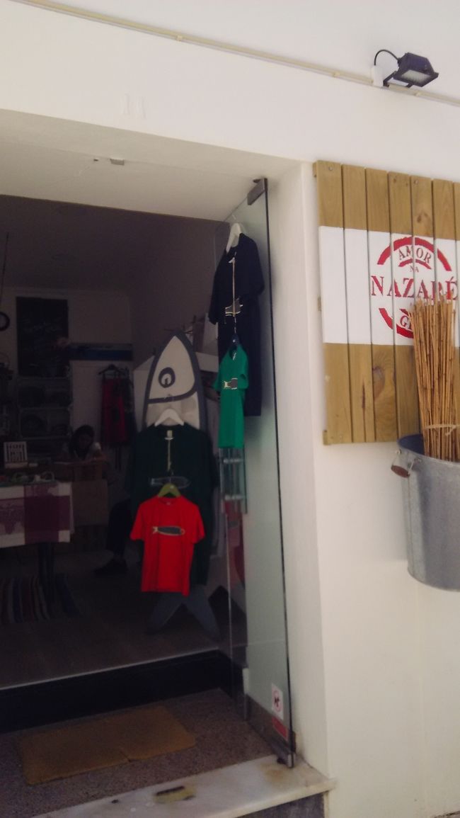 思ったよりずーと暑くて汗びっしょりに<br />急きょここで<br />イワシ柄のTシャツをお買い上げ