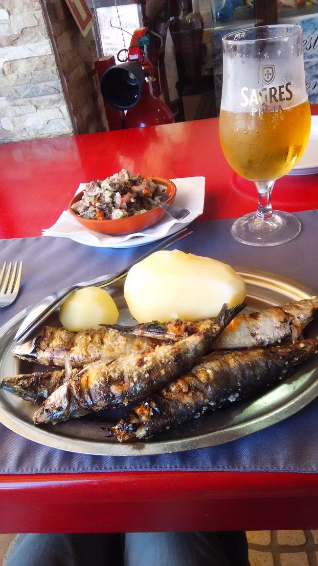 イワシのグリル(ジャガイモがでかい）<br /><br />タコのサラダ<br /><br />ビール<br /><br />チップ<br /><br />イワシ、とっても香ばしくて美味しかったです。<br /><br />計18ユーロ