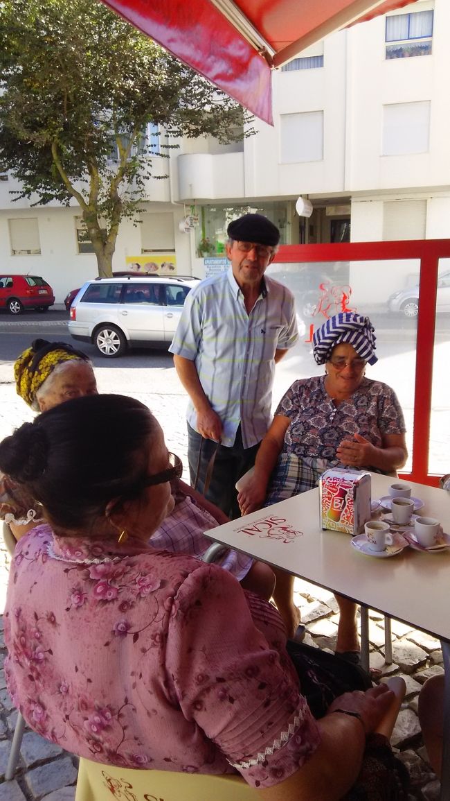 おじちゃん、おばちゃんがお茶していました。<br /><br />（私もれっきとしたおばちゃんなのですが）