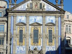 Igreja dos Congregados（コングレガドス教会）
1694年に建立された、バロック様式の教会、サン・ベント駅のそばにあり、ファサードは、聖アントニオを描いたアズレージョで飾られています。ファサード上部にある、三角のペディメント中央には、聖母マリア像が飾られています。