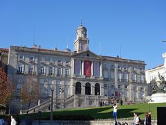 RIBEIRAで下車。
宿泊のホテルはここから歩いて２、３分ですが、その前にボルサ宮の見学予約をします。
２時４５分の英語ツアーを予約できました。