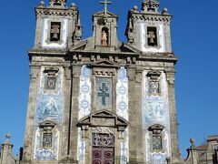 サント イルデフォンソ教会へ。
Igreja de Santo Ildefonso（サント・イルデフォンソ教会）
ファサードのアズレージョは、11000枚のタイルを用い、聖イルデフォンソの生涯を表しています。こちらは、ポルトガル人の芸術家ジョルジェ・コラーコのデザインで、1932年に完成しました。