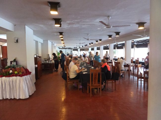 ６時半から朝食!!<br />既にこの人数(笑)<br />アジア人<br />私達だけ…(*^▽^)/★*☆♪