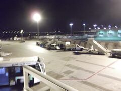 夜のアブダビ空港