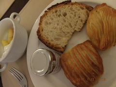 今日はゴゾ島観光！
はりきって5時起き。

昨日のディナーが胃に残ってたので、かるーくパンを食べました。
かるーく、がっつり甘いパンを。