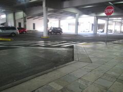 地図を見てメイン道路に面していると思ったら
駐車場の中みたいなところでびっくりした
アラモアナの山側バス停＝駐車場みたいな場所
ってことで