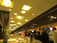 １０：４８の新幹線でかみのやま温泉行きに乗るまでの時間

東京駅のすっごい混んでるお弁当売り場で電車で食べる

駅弁を買いました。
